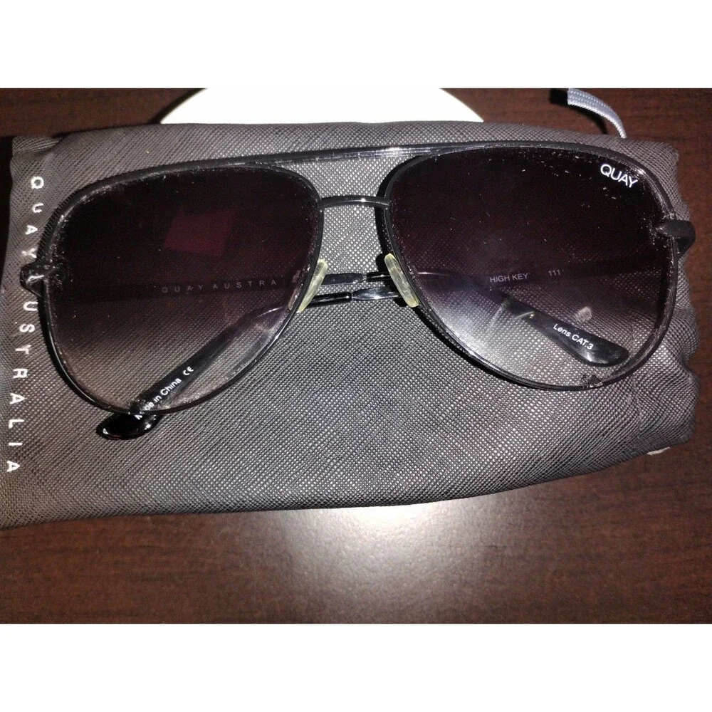 Quay Australia High Key 111 Aviator Sunglasses Black Gradient w/ Case Very Good